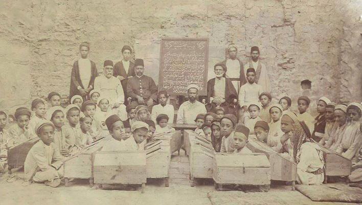 صورة نادرة لأول مدرسة لتعليم الذكور في كربلاء عام 1930